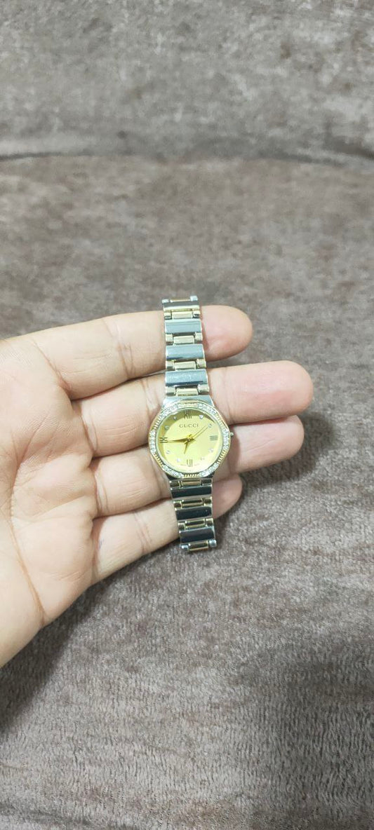 ساعه جوتشي حريمي هاي كوبي معدن صلب لون ثابت