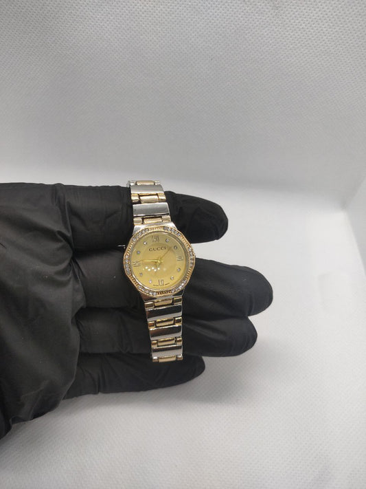 ساعه جوتشي معدن صلب لون ثابت